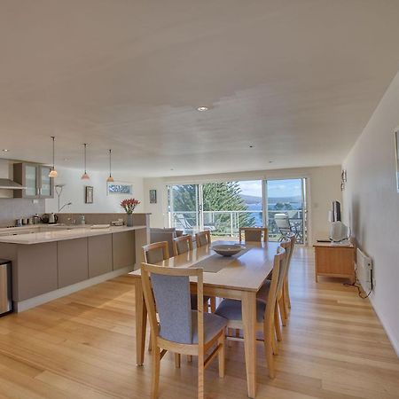 Quarterdeck Apartment Binalong Bay Exteriör bild