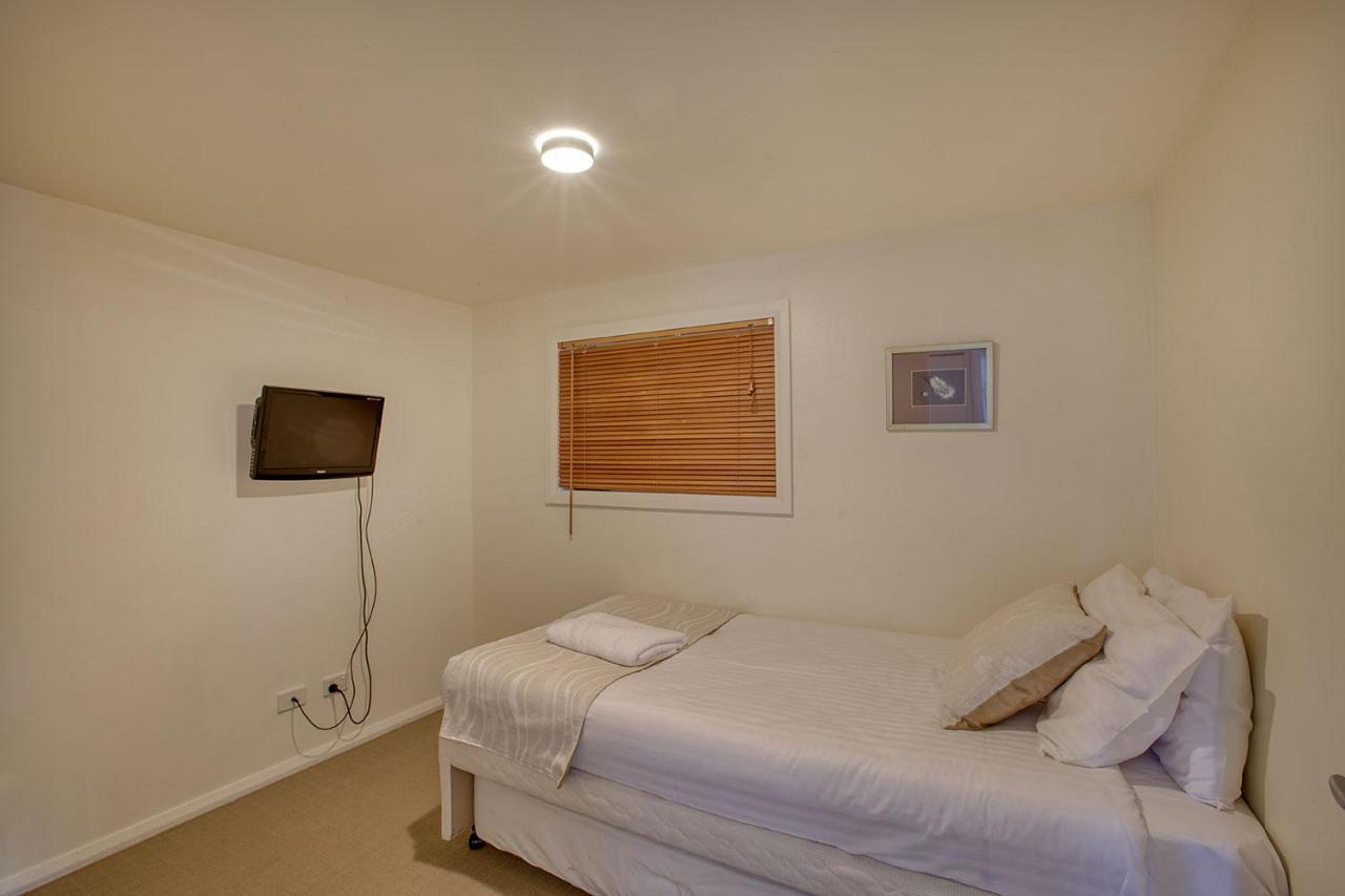 Quarterdeck Apartment Binalong Bay Exteriör bild
