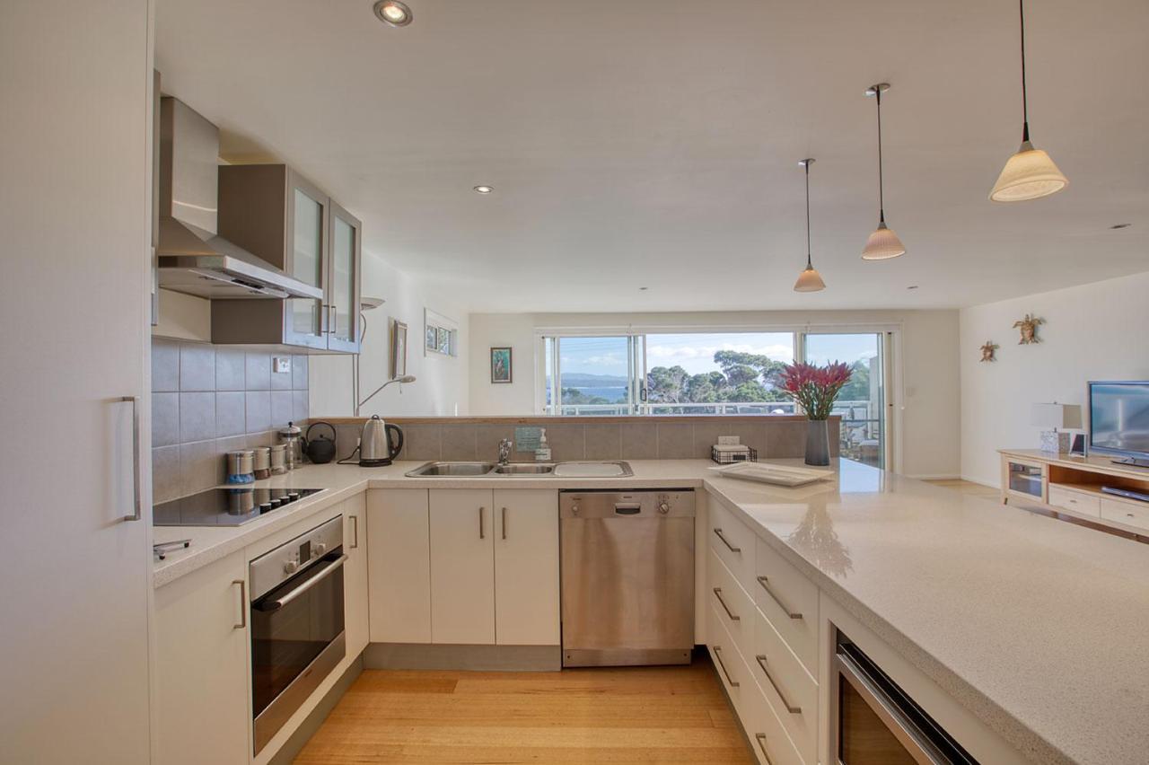 Quarterdeck Apartment Binalong Bay Exteriör bild