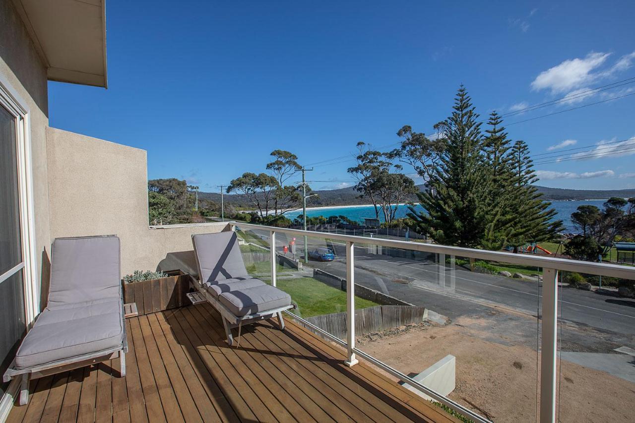 Quarterdeck Apartment Binalong Bay Exteriör bild